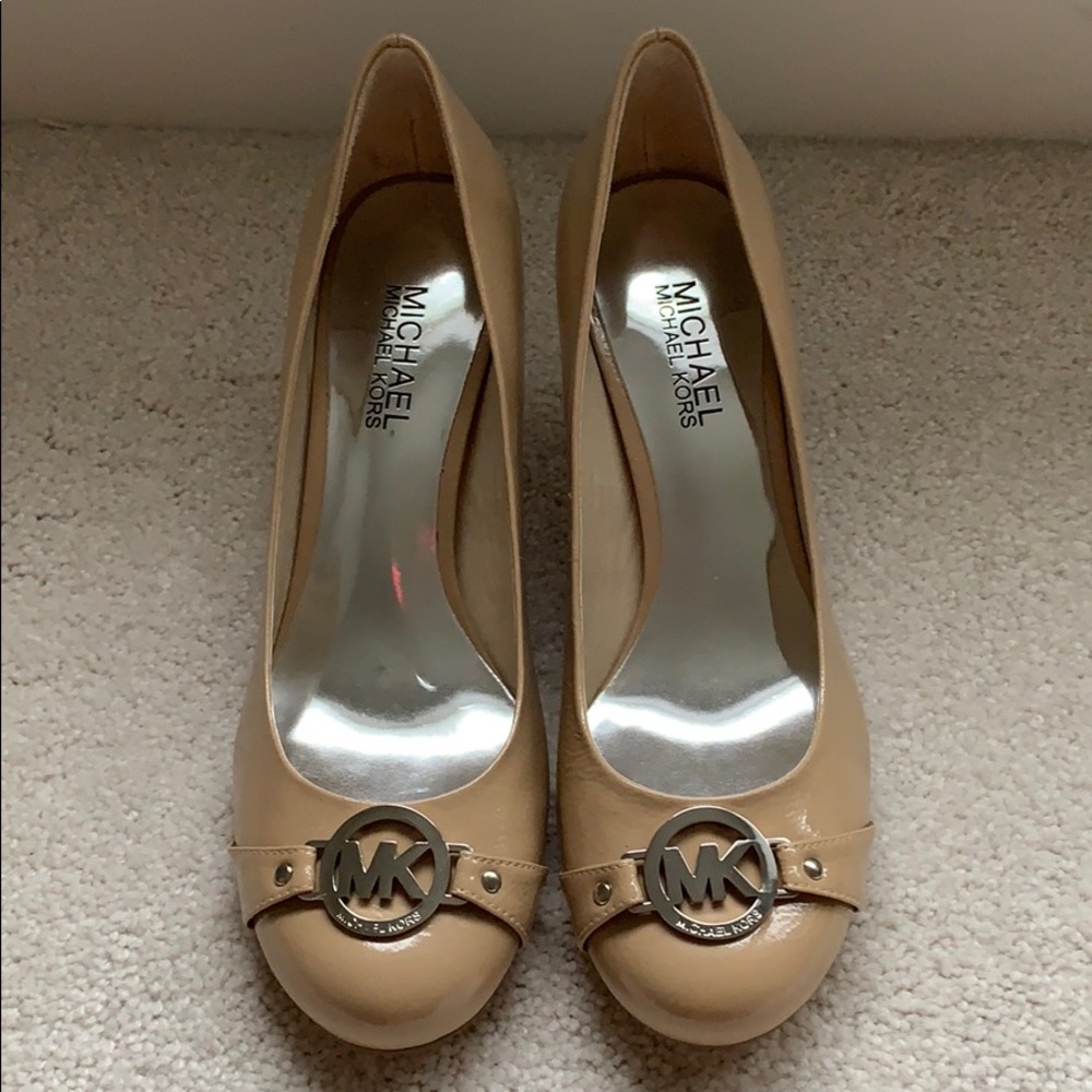 Michael Kors nude patent leather round toe pumps